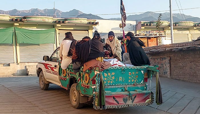 Relatives transport a dead body of a victim who was killed in tribal clashes in District Kurram in Parachinar, Khyber Pakhtunkhwa on November 22, 2024. —AFP