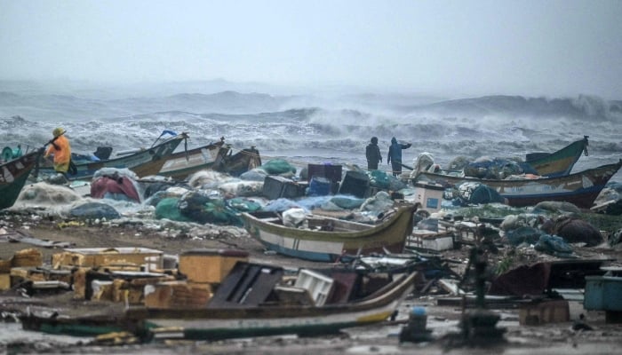 Fishermen pull their boats at Marina Beach amid heavy winds and rainfall in Chennai, in India´s state of Tamil Nadu, on November 30, 2024. — AFP