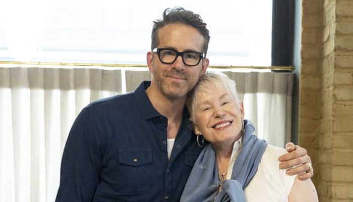 Ryan Reynolds celebrates mom Tammys 80th birthday