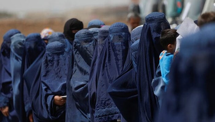 Displaced Afghan women stand waiting to receive cash aid for displaced people in Kabul, Afghanistan, July 28, 2022. — Reuters