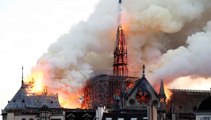 Rauch steigt auf, als Feuer den Turm der Kathedrale Notre-Dame in Paris verschlingt, 15. April 2019. – Reuters