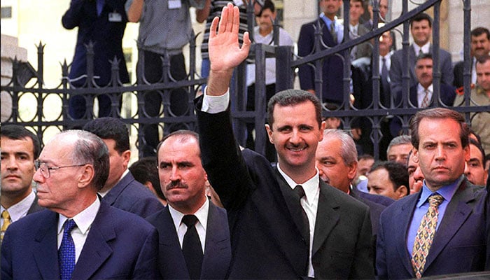 Syriens Präsident Bashar al-Assad (Mitte) winkt seinen Anhängern vor dem Parlament in Damaskus am 17. Juli 2000 zu, nachdem er seinen Amtseid geleistet hat. — AFP