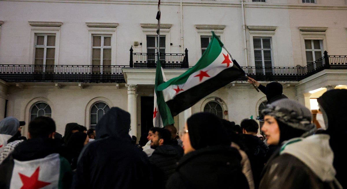 Menschen schwenken Flaggen der syrischen Opposition, während sie sich vor der syrischen Botschaft versammeln, nachdem syrische Rebellen am 8. Dezember 2024 in London, Großbritannien, bekannt gegeben hatten, dass sie Syriens Bashar al-Assad gestürzt haben. – Reuters