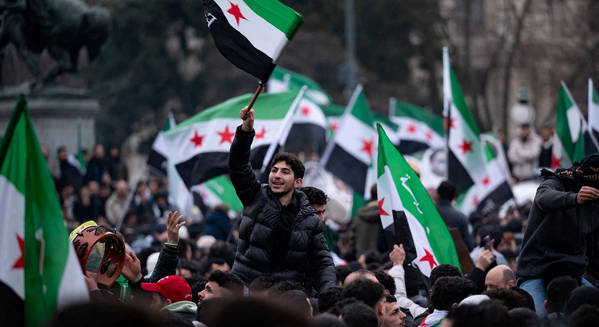 Menschen schwenken Fahnen, während sie sich vor dem Parlament versammeln, nachdem syrische Rebellen am 8. Dezember 2024 in Wien, Österreich, bekannt gegeben haben, dass sie Präsident Baschar al-Assad gestürzt haben. – Reuters