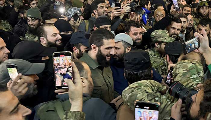 Der Oberbefehlshaber der Rebellen, Abu Mohammed al-Golani, begrüßt die Menge in der Ummayad-Moschee in Damaskus, nachdem syrische Rebellen bekannt gegeben hatten, dass sie Präsident Bashar al-Assad gestürzt haben, Syrien, 8. Dezember 2024. – Reuters