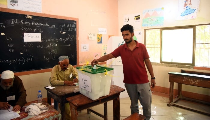 A voter casts his vote at a polling station during Local Bodies Election in Karachi on November 14, 2024. —PPI