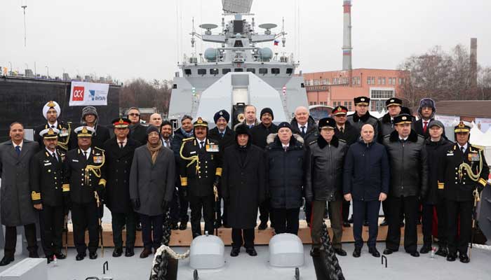 Dieses Handout-Foto vom 9. Dezember 2024 zeigt Indiens Verteidigungsminister Rajnath Singh (Mitte), wie er mit der russischen Delegation während der Inbetriebnahmezeremonie von Indiens neuester Mehrzweck-Tarnkappen-Lenkflugkörperfregatte INS Tushil im Ostseehafen Kaliningrad für Fotos posiert. — AFP