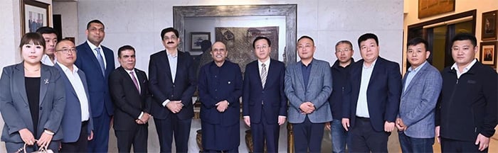 President Asif Ali Zardari in a group photo with Chinese business delegations, who called on him, at Bilawal House Karachi, on December 12, 2024. — PID