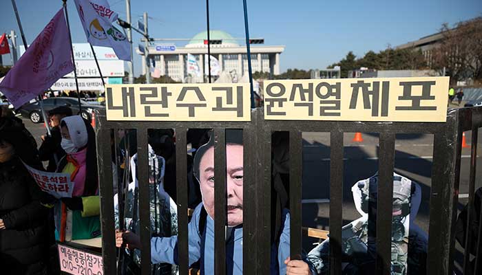 Demonstranten nehmen am 14. Dezember 2024 an einer Kundgebung vor der Nationalversammlung in Seoul, Südkorea, teil, die die Amtsenthebung des südkoreanischen Präsidenten Yoon Suk Yeol fordert. – Reuters