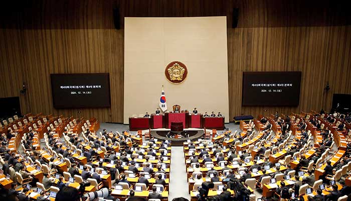 Südkoreanische Gesetzgeber während einer Plenarsitzung zur Amtsenthebungsabstimmung von Präsident Yoon Suk Yeol in der Nationalversammlung in Seoul am Samstag, 14. Dezember 2024. – Reuters