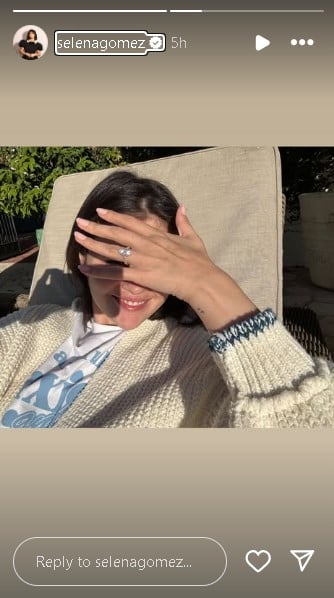 Selena Gomez continues to flaunt her engagement ring after Benny Blanco proposal