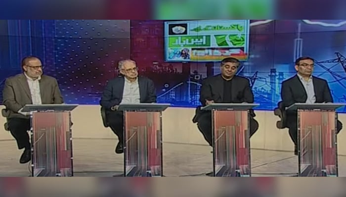 Economists and experts attend Aakhri Mauqa programme on Geo News. — screengrab/GeoNews/YouTube