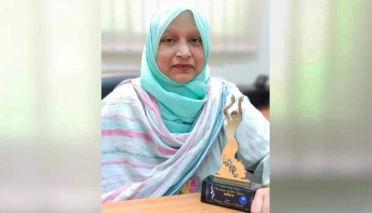 Dr Saima Saleem pictured with her Women of the Year award presented to her by the Russian Centre for Science and Culture. — Geo.tv/file