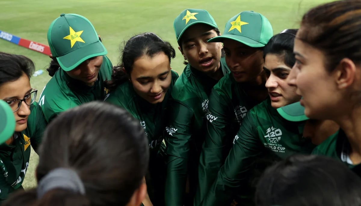 Fatima Sana addressing her team before the match against New Zealand during the T20 World Cup 2024 on October 16, 2024 at the Dubai International Stadium. — ICC