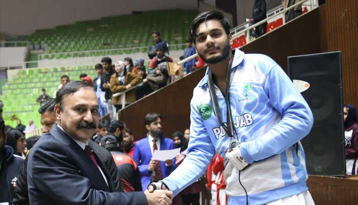 Pakistan Muslim League-Nawaz Member of National Assembly, Dr Tariq Fazal Chaudhary presenting medal to Taekwondo athlete at Pakistan Sports Complex, Islamabad, December 18, 2024. — Facebook/PakistanSportsBoard