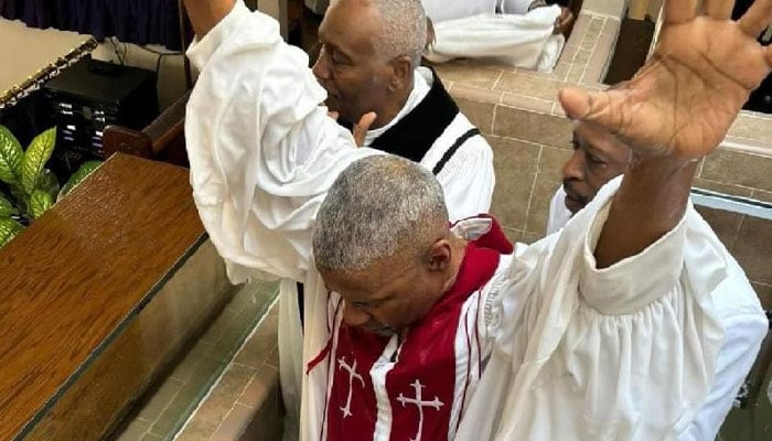 Denzel Washington gets baptised, earns minister license