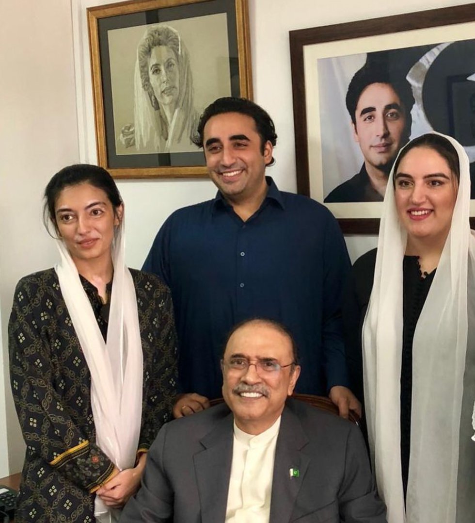 BBs children Aseefa (left), Bilawal and Bakhtawar with their father President Asif Ali Zardari. — Instagram/@bakhtawarbz