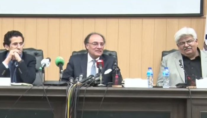 Finance Minister Muhammd Aurangzeb (left) attends a press conference alongside FBR Chairman Rashid Mahmood Langrial in Islamabad on December 26, 2024. — Screengrab via Geo News