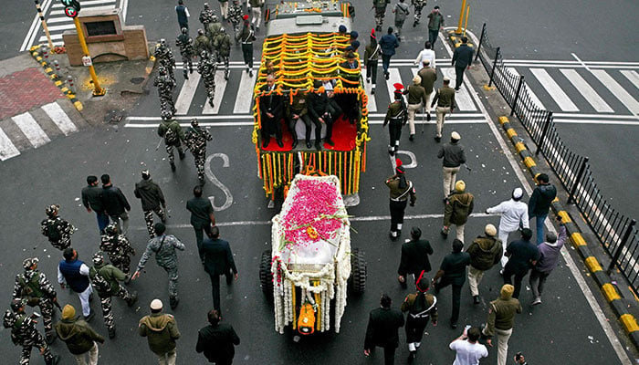 Officers lead the coffin of India´s late former Prime Minister Manmohan Singh, for a state funeral ceremony in New Delhi on December 28, 2024. — AFP