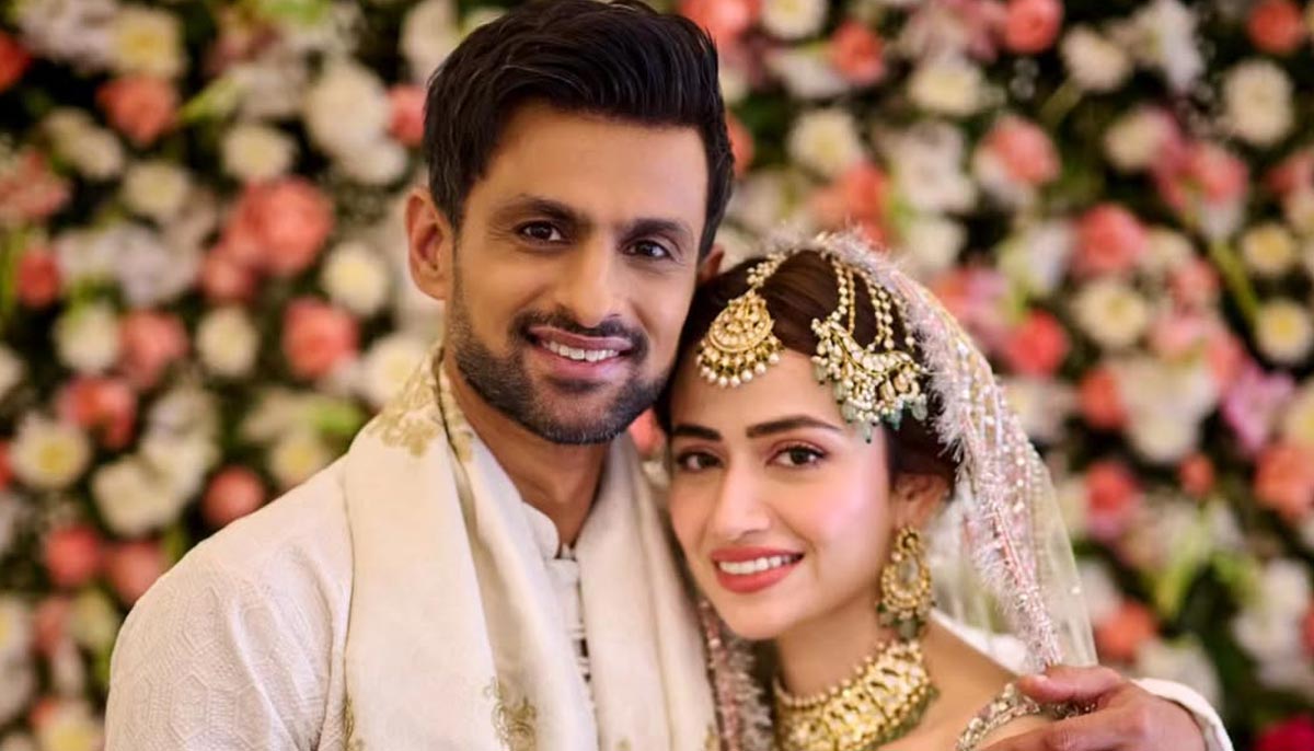 Cricketer Shoaib Malik and actor Sana Javed. — Instagram/@sanajaved.official