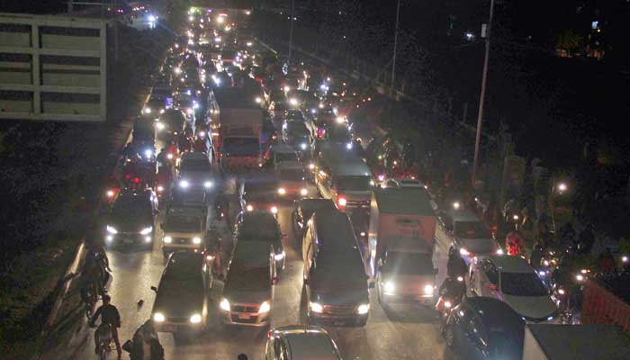 A view of massive traffic jam on main artery Sharea Faisal due to sit-in protest in Karachi on December 29, 2024. —Online