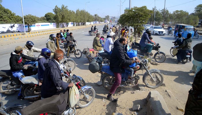 Commuters face problems due to closed road during protest demonstration of Majlis Wahdat-e-Muslimeen against law and order situation in Parachinar, at Karachis Sharea Faisal on December 29, 2024. — PPI