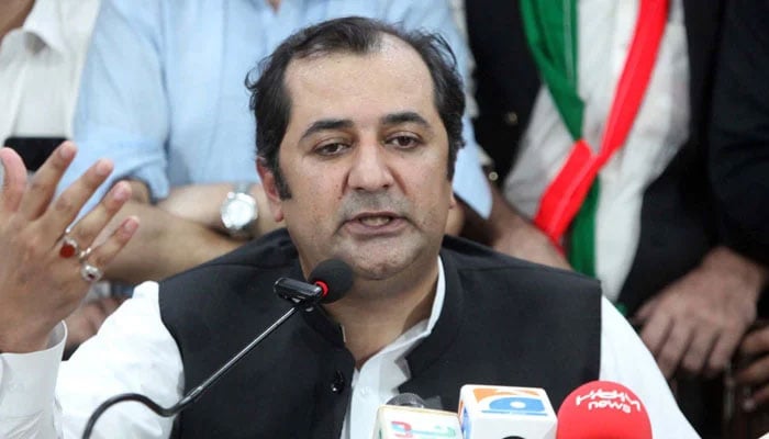 Former Gilgit-Baltistan chief minister Khalid Khurshid speaks to media persons during a press conference, at the Peshawar Press Club on September 5, 2024. — PPI