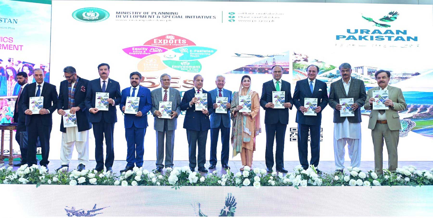 Prime Minister Shehbaz Sharif (Centre) and other dignitaries holding copies of 5-year National Economic Transformation Plan dubbed as Uraan Pakistan during its launch at a ceremony in Islamabad, December 31, 2024. — PID