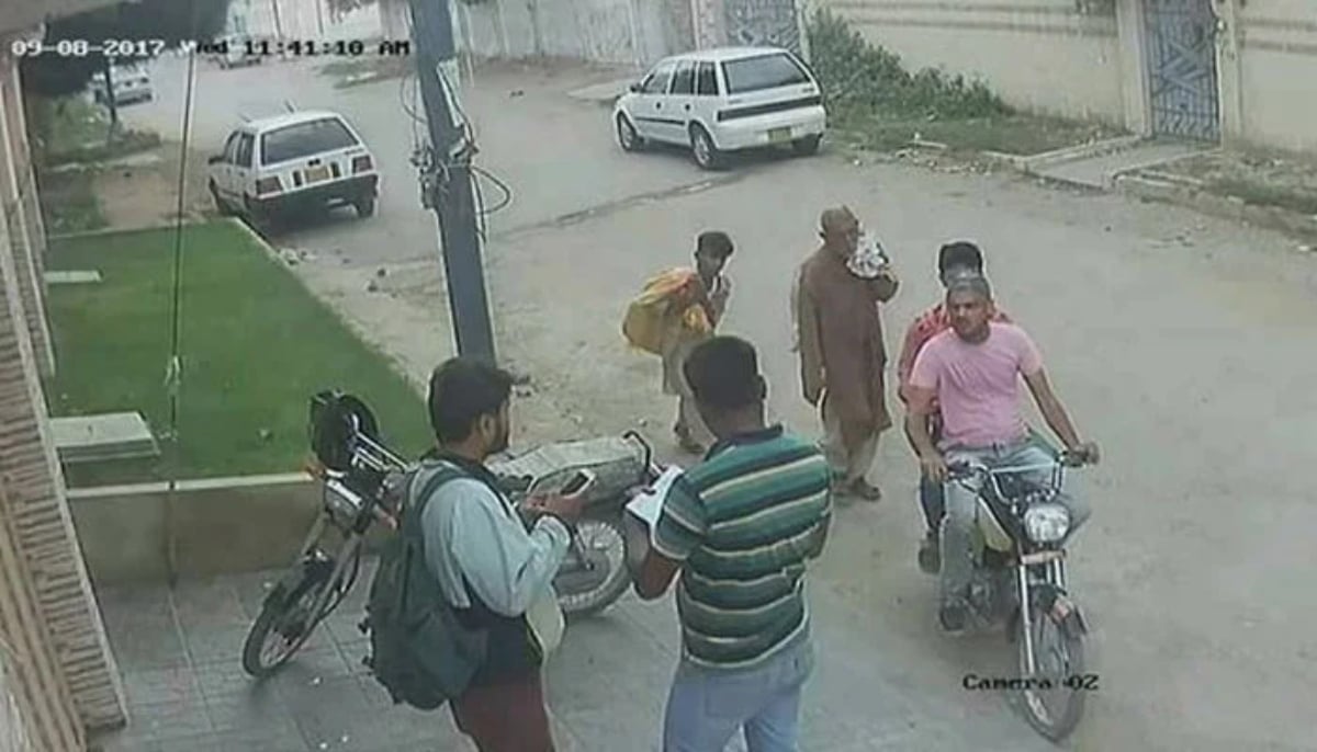 Still from a CCTV footage showing a robbery at gunpoint in Karachi. — Facebook/TheTimesOfKarachi