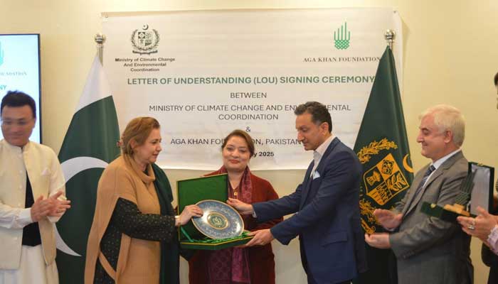 Coordinator to PM for Climate Change, Romina Khurshid Alam presenting shield to CEO of AKF in Pakistan Akhtar Iqbal during signing ceremony of Letter of Understanding (LoU). — Provided by Aga Khan Foundation