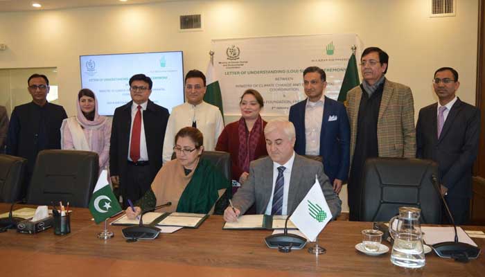 Coordinator to PM for Climate Change, Romina Khurshid Alam witnessing signing ceremony of Letter of Understanding (LoU) as Secretary MoCC, Aisha Humera Moriani and CEO of AKF in Pakistan Akhtar Iqbal are signing LoU. — Provided by Aga Khan Foundation