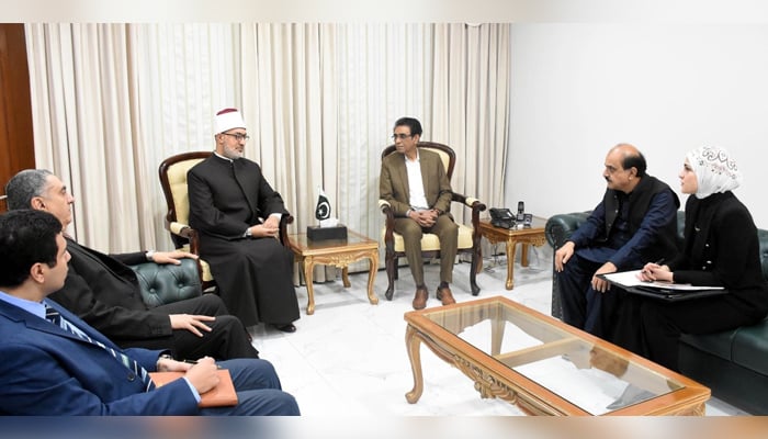 Federal Education Minister Dr Khalid Maqbool Siddiqui meets a high-powered delegation led by Grand Mufti of Egypt Dr Nazir Mohamed Ayad on January 10, 2025. — PID