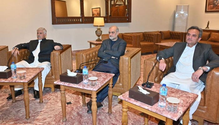 (From left to right) KP former CM Mahmood Khan, Jamaat-e-Islami (JI) Ameer Hafiz Naeem-ur-Rehman and ANP leader Ameer Haider Khan Hoti. — ISPR