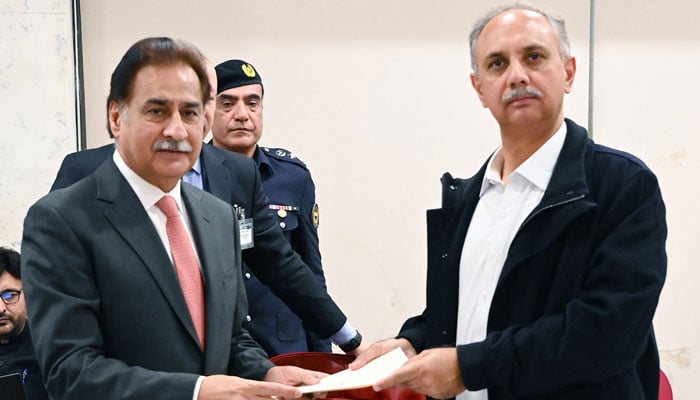 PTIs NA Opposition Leader Omar Ayub presents partys written demands to NA Speaker Ayaz Sadiq in Islamabad on January 16, 2025. — Facebook@SardarAyazSadiq