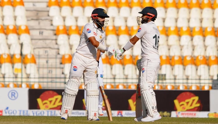 Pakistanz Mohamed Rizouan (L) and Saud Shakil witnesses on the second day of the second and final test against the West Indies at Multan Cricket Stadium on January 25, 2025. - Dual -chlorine vinyl vinyl