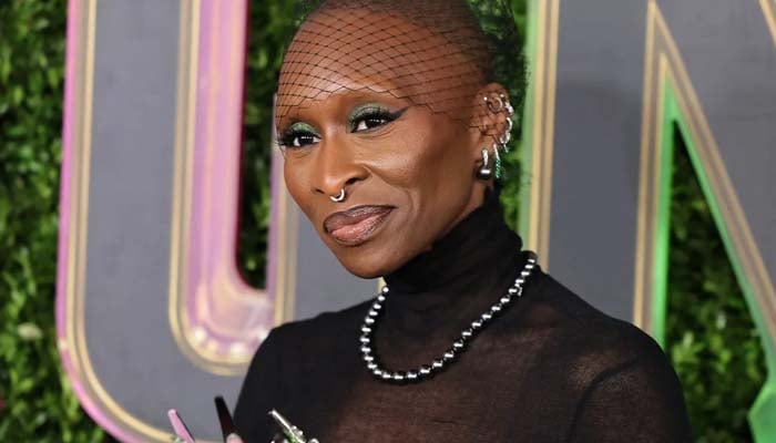 Cynthia Erivo channels Princess Tiana with tiara left by Olivia Colman on stage