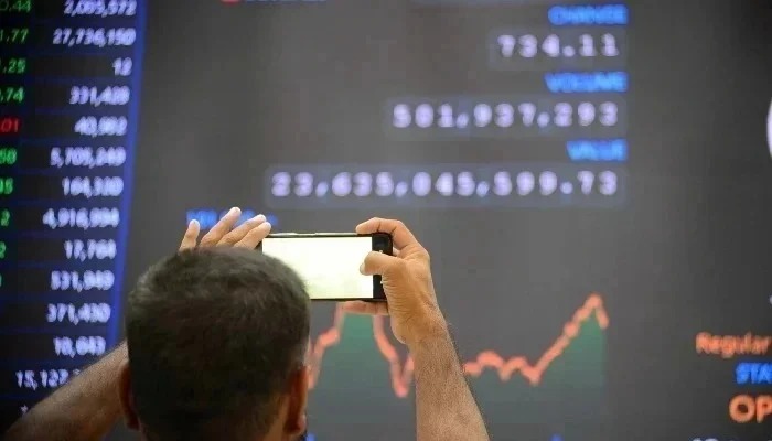 Broker busy in trading at Pakistan Stock Exchange (PSX) in Karachi on Thursday, December 5, 2024. — PPI