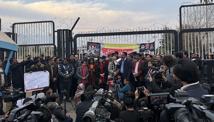 Journalist bodies and civil society members hold a protest against Peca Amendment Bill 2025 at Constitution Avenue gate, Islamabad, on January 28, 2025. — X/@UsamaKhilji