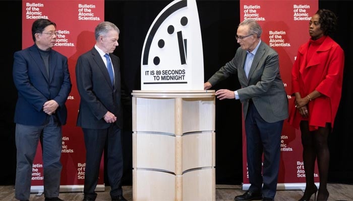 Former President of Colombia Juan Manuel Santos (second to left) and other experts unveil the Doomsday Clock at 89 seconds to midnight at a news conference in Washington —AFP