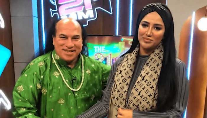 Chahat Fateh Ali Khan and Mathira during a show. — Screengrab via YouTube