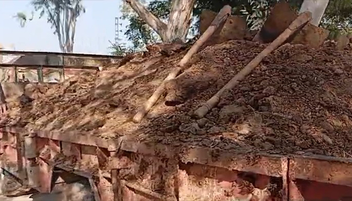 A tractor trolley carrying dung worth Rs35,000 . — Screengrab via Reporter