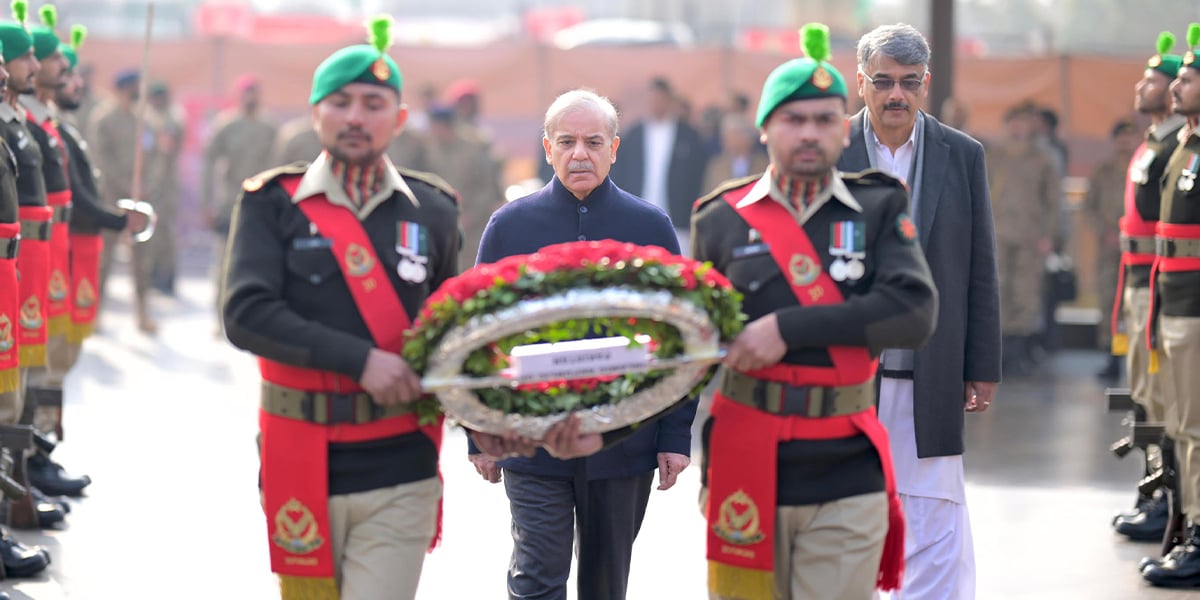 Prime Minister Muhammad Shehbaz Sharif offered Fateha after having made a crown at Yadgar-e-Shuhada during his visit on the day of cashmere solidarity, on February 5, 2025 in Muzaffarabad, Azaad Jammu and Cachemire (AJK). - Online