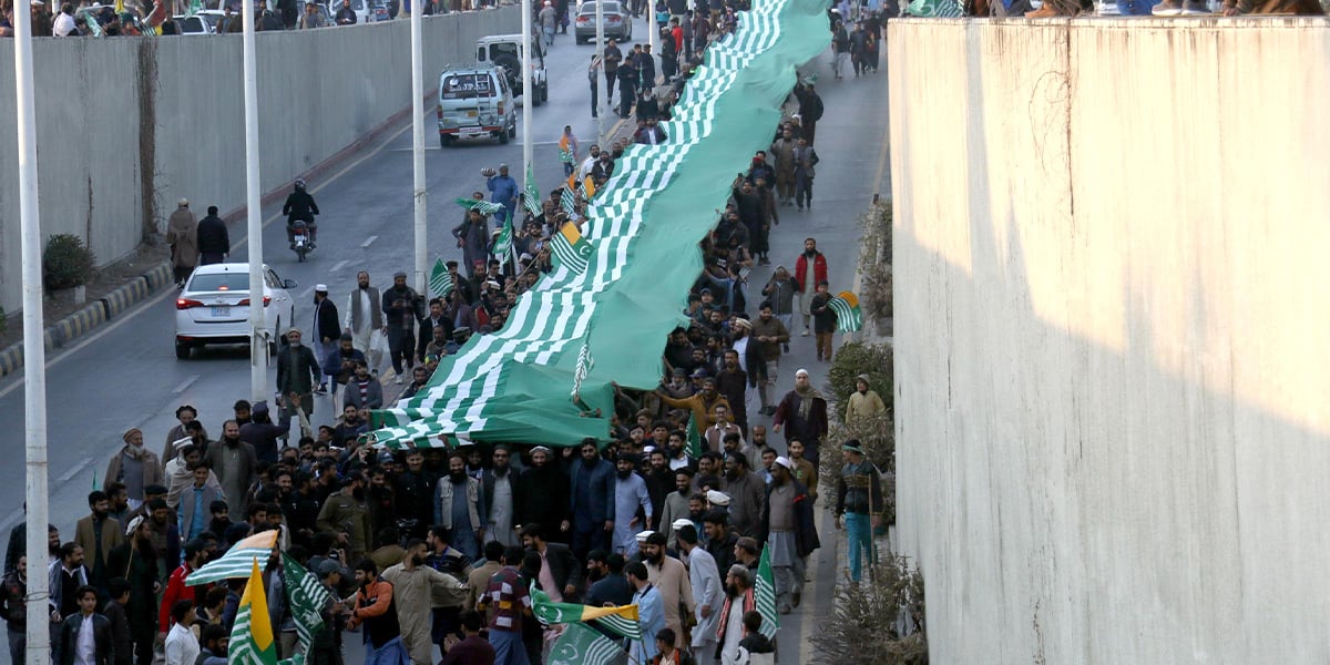 People have a long flag of cashmere during an anti-Indian demonstration on the occasion of the Solidarity Day of Cashmere organized by the Muslim League in the center of Pakistan Markazi on February 5, 2025 in Islamabad. - INP