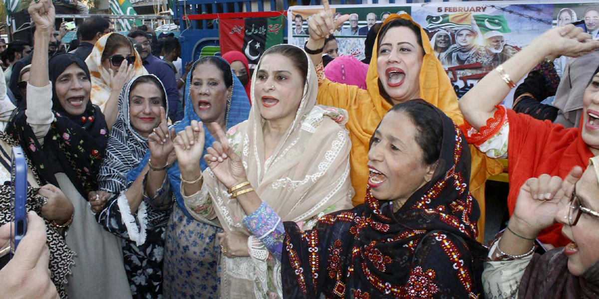 Members of Pakistan People Party (PPP) singing during a walk on the occasion of the Solidarity Day of Kashmir, in Karachi on February 5, 2025. - Ppi