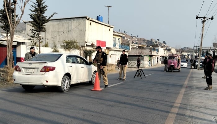 Khyber Pakhtunkhwa police officials carrying out snap-checking. — Facebook/ @pakhtunkhwapolice/ File