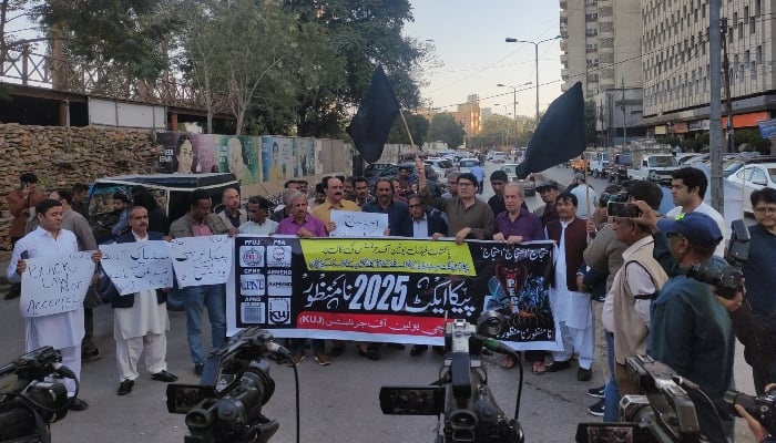 PFUJ members stage protest against the Peca 2025 law outside the Karachi Press Club. — Geo.tv/File