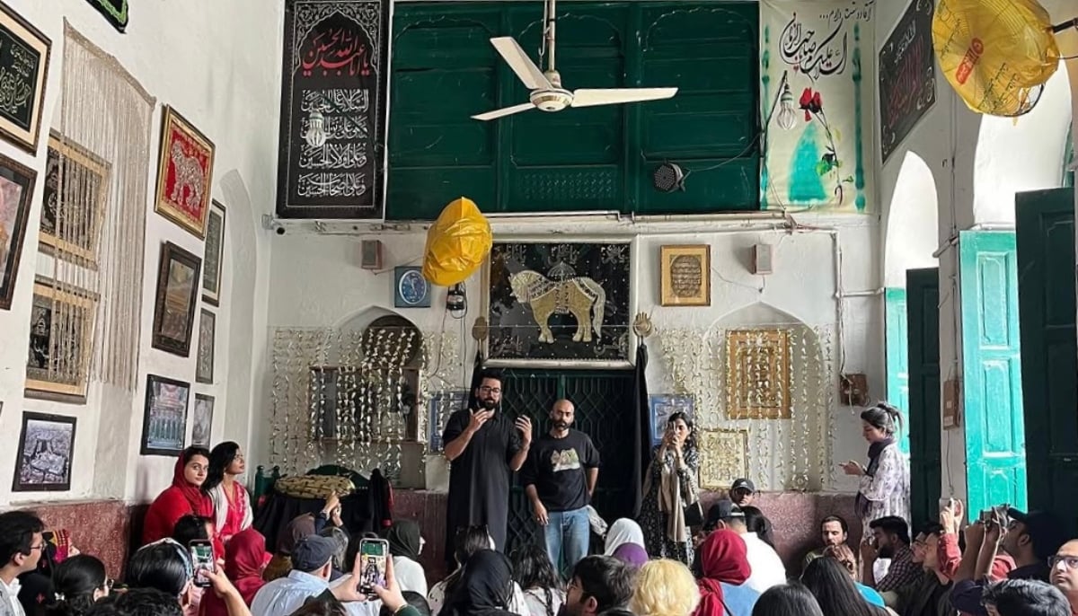 Ghazi Taimoor (left), the author, addresses tourists during a Lahore ka Ravi walk tour at the Mubarik Haveli, Mochi Gate, which now serves as an imambargah. — Instagram/@lahorekaravi