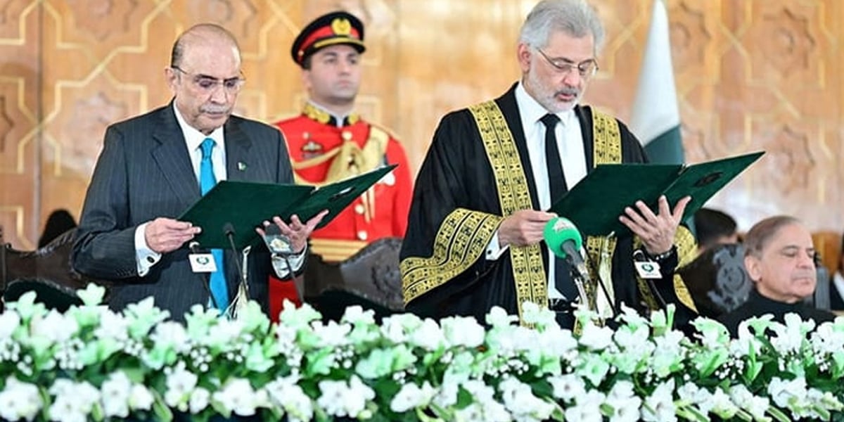 Qazi Faez Isa (R), administers the oath of the office of the President of Pakistan to Asif Ali Zardari, at the Presidential Palace in Islamabad, Pakistan March 10, 2024. — PID