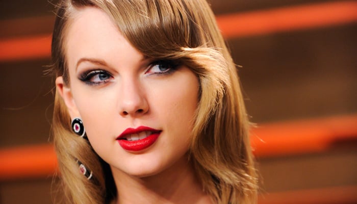 Taylor Swift steps out for girls night with Kylie Kelce before Super Bowl