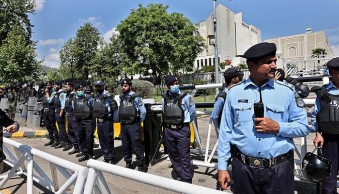 Police holding custody outside the Supreme Court of the Pakistani Building on April 4, 2023. - App